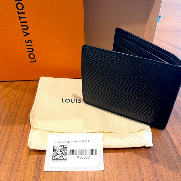 Men’s Louis Vuitton Taiga Leather Multiple Wallet - Picture 3 of 3